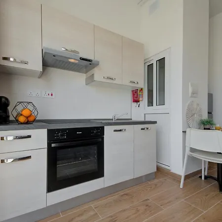 Fiftytwo Corner From The Strand Apartament Gzira